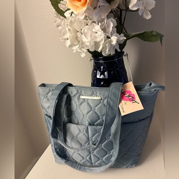 Betsey Johnson NWT quilted shoulder/tote bag. - Picture 3 of 10